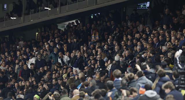 Otro ridículo del Valencia ante el Barça con bronca al palco de un Mestalla que empezó a vaciarse a los 25 minutos