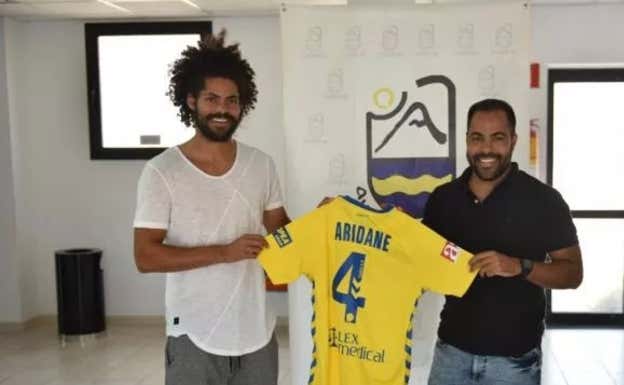 Aridane, en Fuerteventura, posando con la camiseta del Cádiz Noticias Fuerteventura