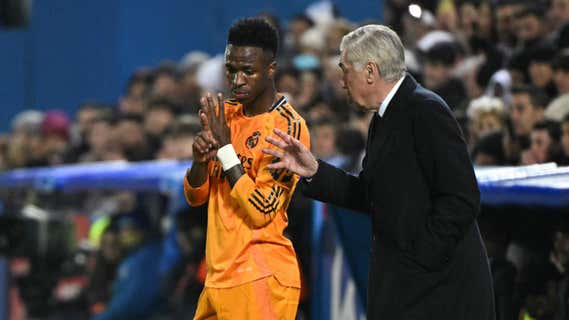 Ancelotti habla con Vinicius en Butarque/AFP