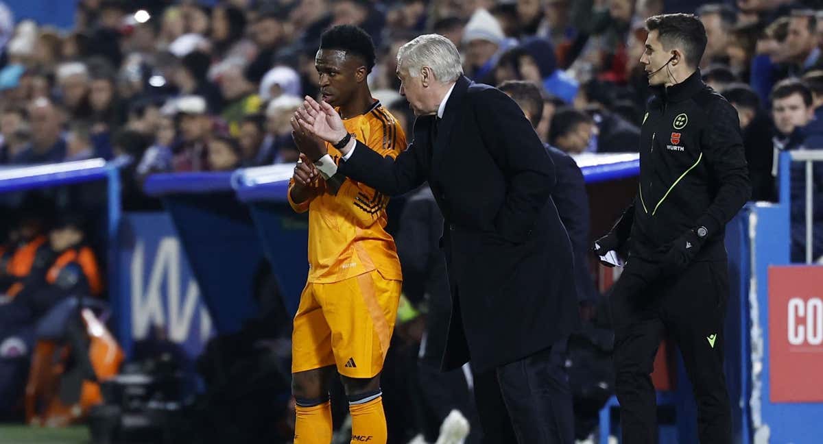 Ancelotti da instrucciones a Vinicius en Leganés. /REUTERS