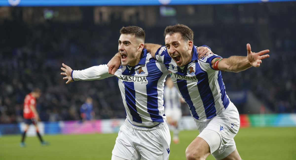 Barrenetxea y Oyarzabal celebran el 1-0, que abrió el camino de la victoria. /EFE