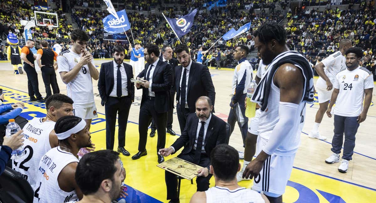 Chus Mateo da explicaciones a los jugadores del Real Madrid en un tiempo muerto ante el Fenerbahçe. /GETTY IMAGES/TOLGA ADANALI