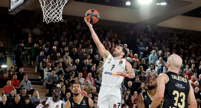 Facundo Campazzo realiza una entrada a canasta en un partido de Eruoliga con el Real Madrid baloncesto.