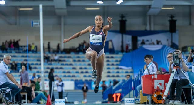 Ana Peleteiro volverá a saltar con la derecha, no renuncia a la pista cubierta y quiere ir al Europeo