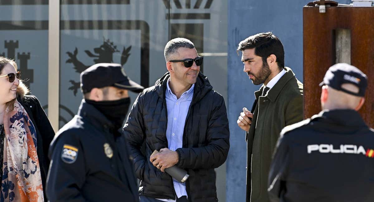 Rubén Rivera, junto a su abogado en la salida de la Audiencia Nacional este lunes.