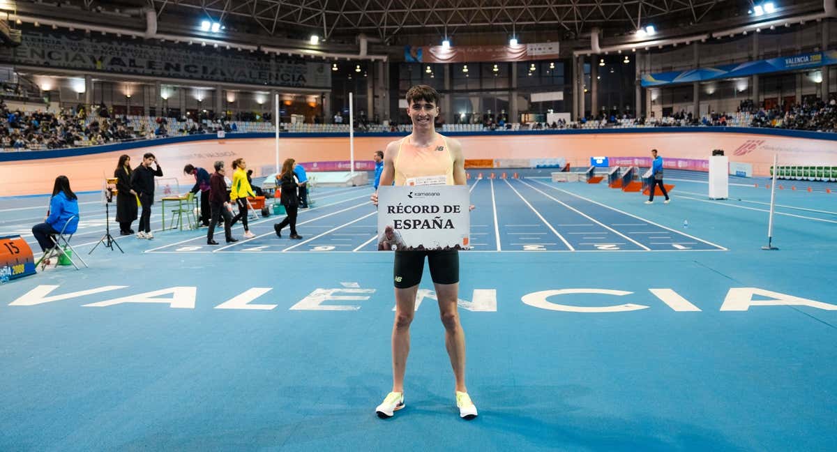 Àlex Pintado celebra su récord de España en el Velódromo Lluís Puig./PERSONAL BEST