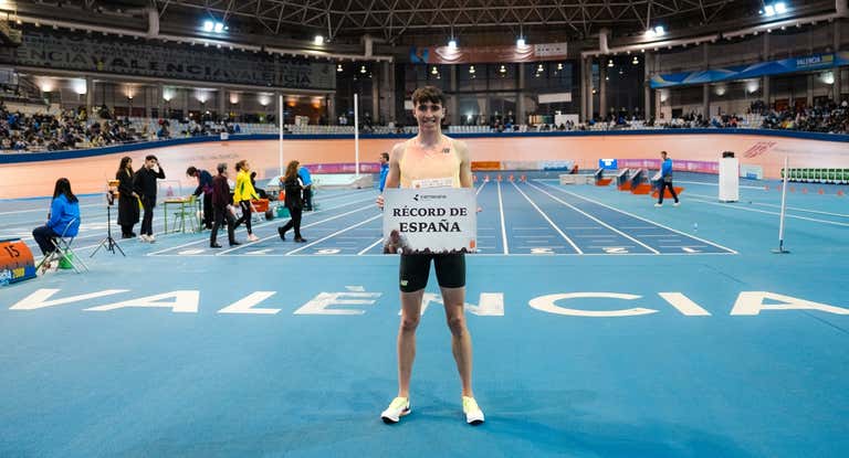 Àlex Pintado celebra su récord de España en el Velódromo Lluís Puig.