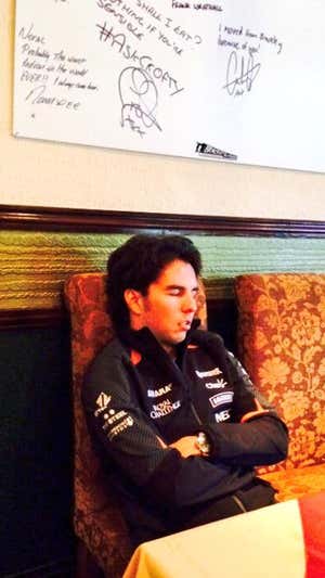 Checo Pérez, durmiendo la siesta antes de coger su avión de vuelta a México. X