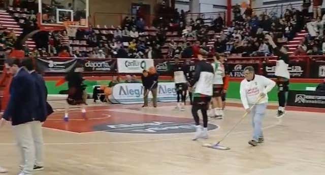 Resbalones y un jugador lesionado obligan a suspender el Alega Cantabria – Monbus Obradoiro de la Primera FEB: ‘Es una pista de patinaje’