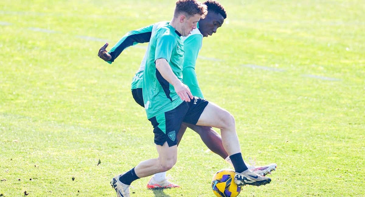 Endika Bujan pugna con Adama Boiro en una entrenamiento en Lezama de esta semana./Athletic Club