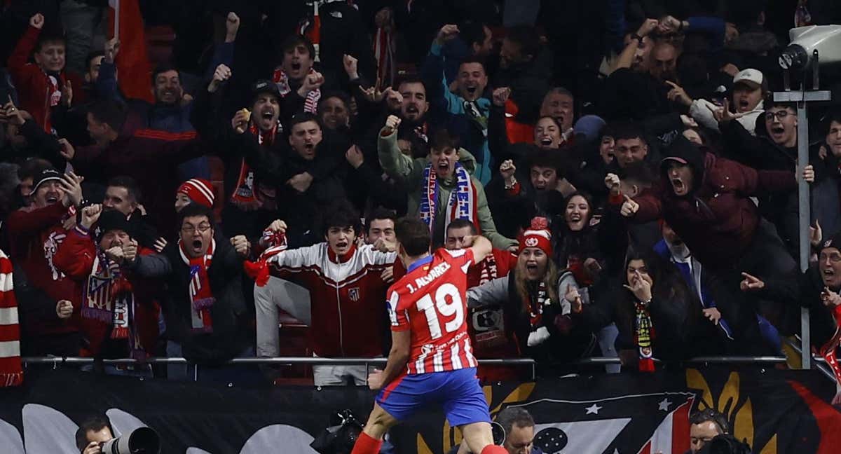 Julian Alvarez ya es un ídolo en el Metropolitano. /REUTERS