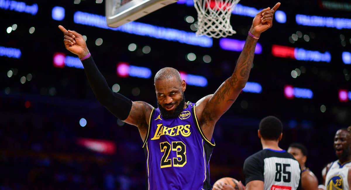 LeBron James celebra una canasta con los Lakers. /REUTERS