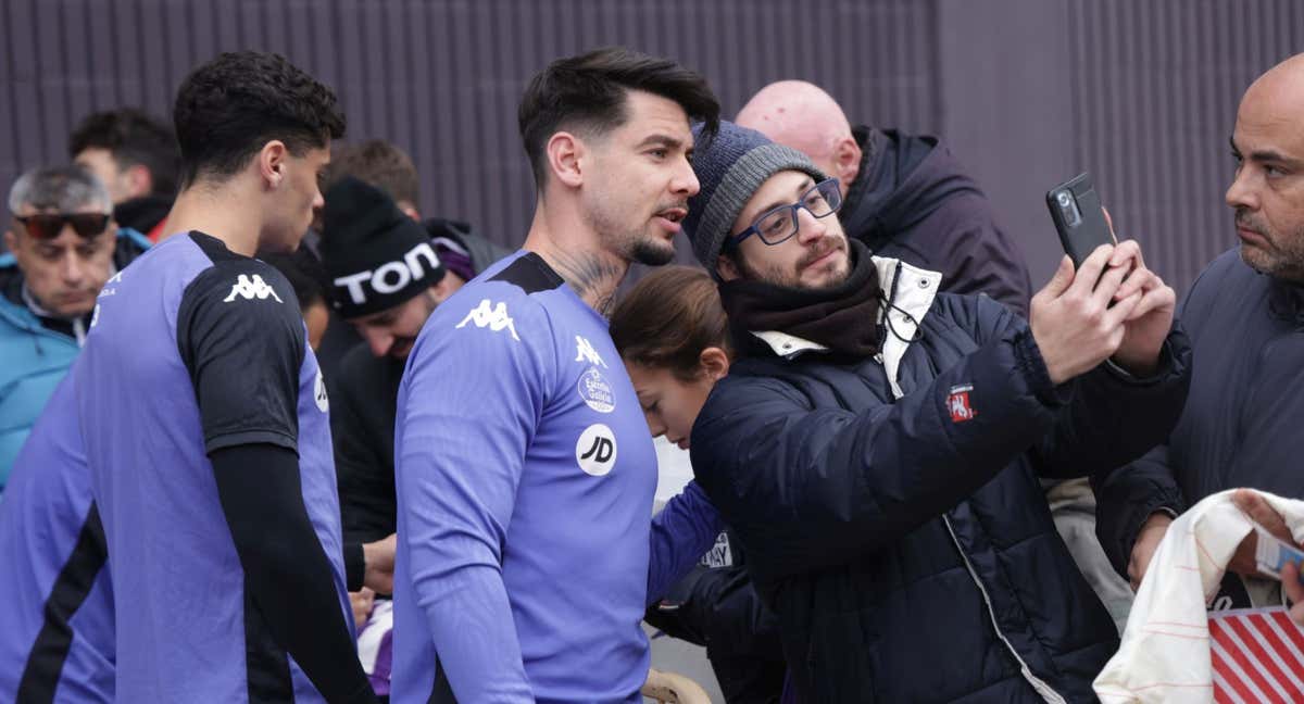 Luis Pérez se hace una fotografía con un aficionado al término de un entrenamiento. /RODRIGO JIMÉNEZ