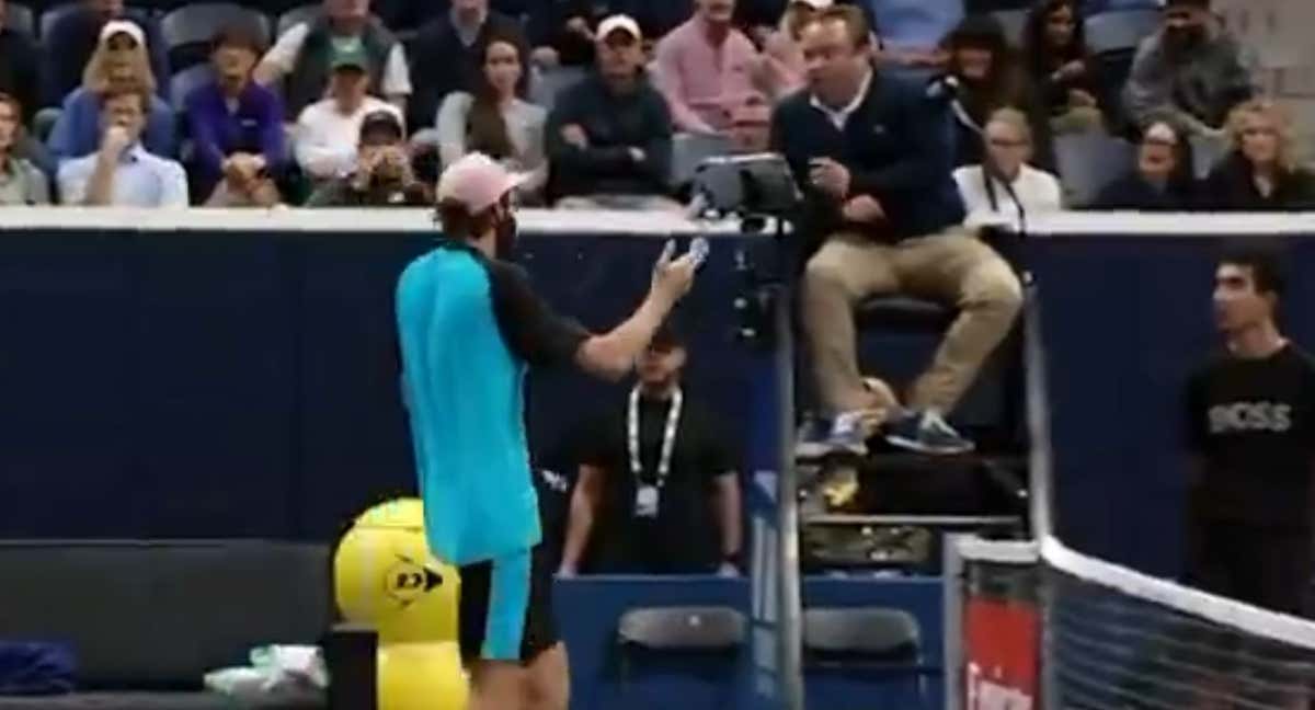 Reilly Opelka, durante la discusión con el juez de silla en el ATP 500 de Dallas. /TennisTV