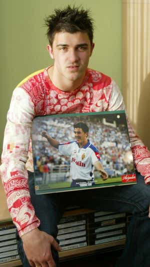 David Villa posa con su primer gol en el Zaragoza.   ARCHIVO