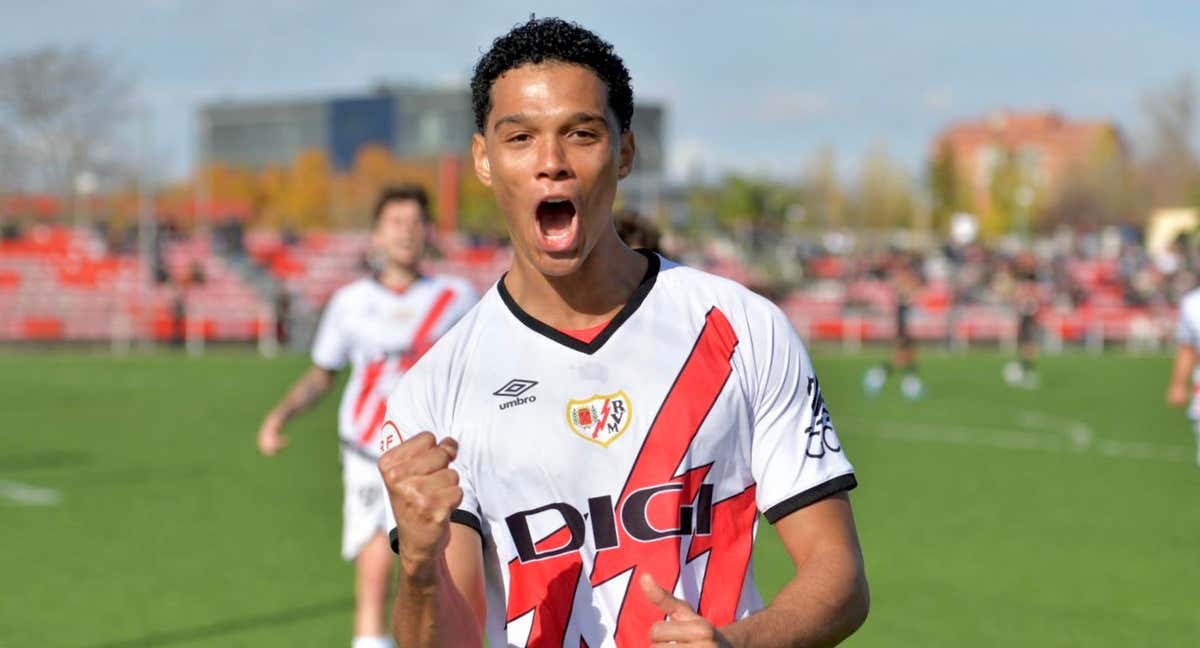 Ettiene Eto'o celebra un gol con el filial del Rayo./@RAYOVALLECANO.