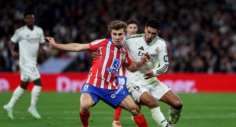 Pablo Barrios pugna con Bellingham por un balón.