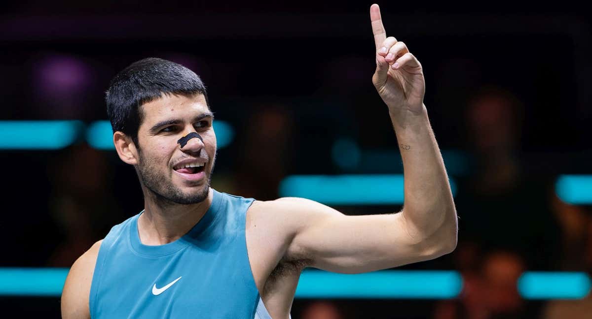 Carlos Alcaraz celebra su triunfo ante Vavassori en los cuartos de final del torneo de Rotterdam.