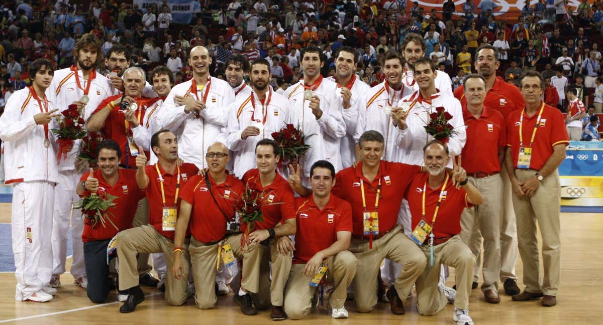 La selección española de baloncesto, tras conquistar la plata en los Juegos de Pekín, con el chándal de Li Ning. /Efe