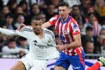 Mbappé y Julián reinan en un derbi que pone la Liga al rojo vivo