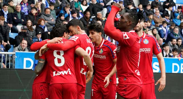 Soria y el ‘pichichi’ Arambarri conquistan Vitoria