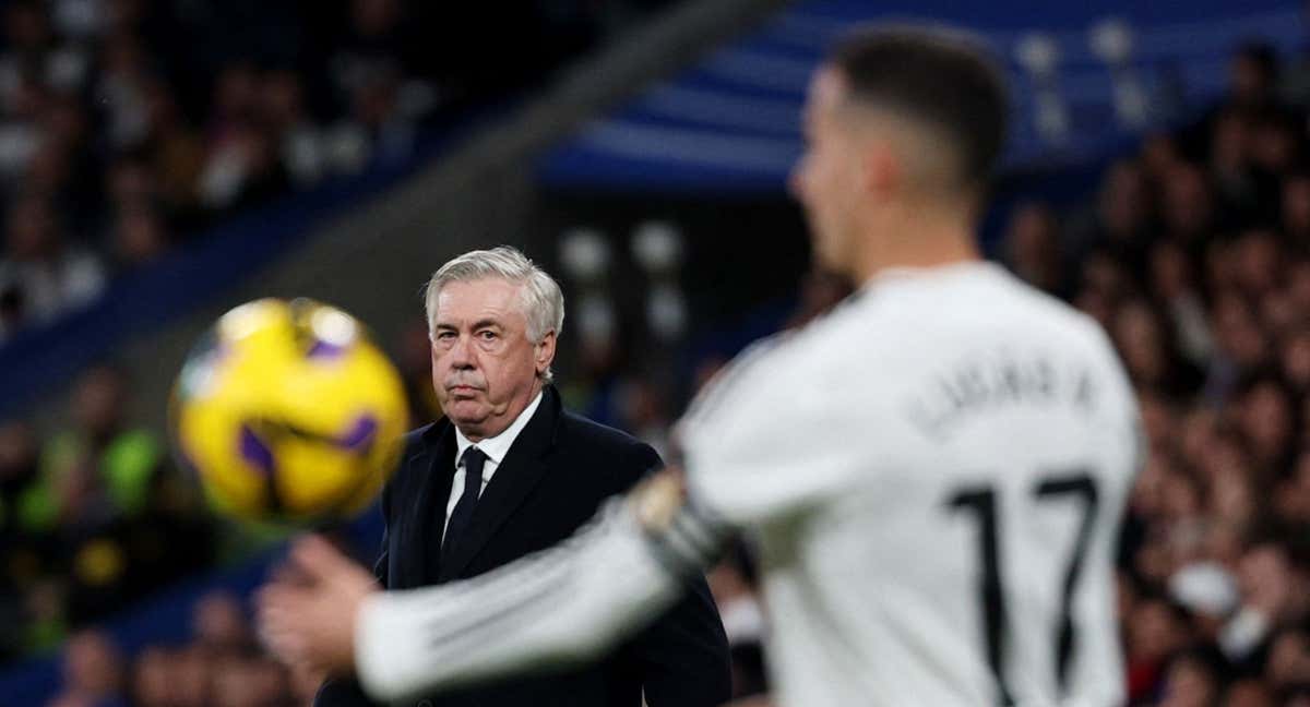 Ancelotti mira a Lucas Vázquez antes de que el gallego ejecute un saque de banda. /REUTERS