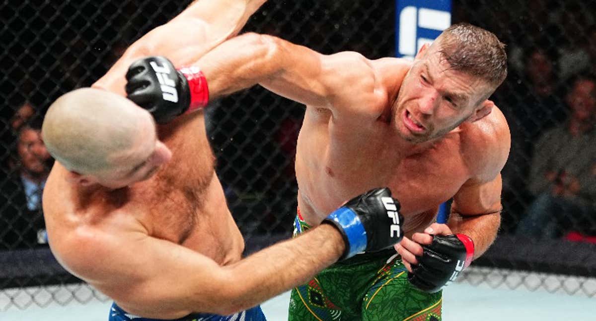 Dricus Du Plessis golpea a Sean Strickland durante su combate en el UFC 312./UFC