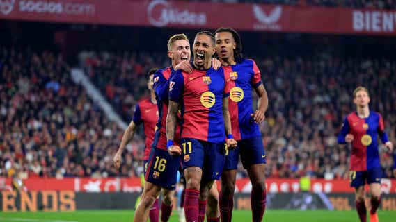 Raphinha, celebrando el 1-3 en Sevilla. /GETTY