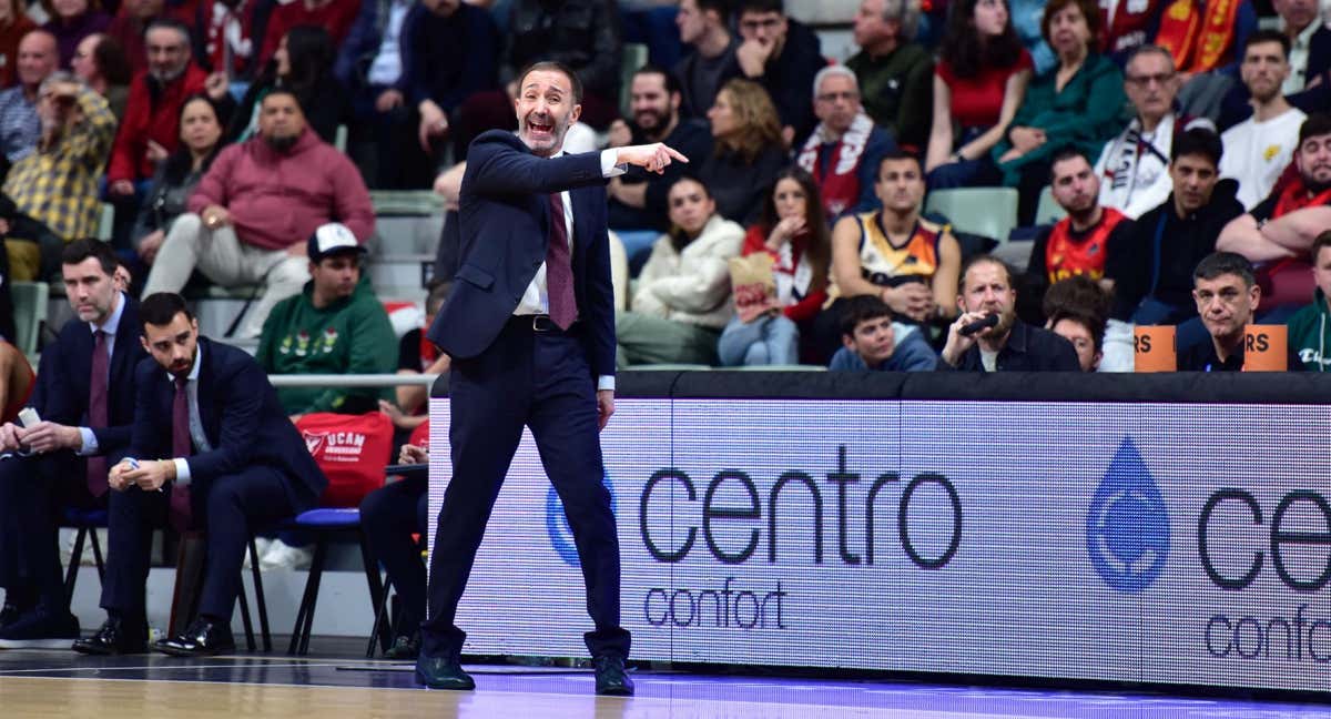 Sito Alonso, entrenador de UCAM Murcia, durante el partido. /ACB PHOTO/J. BERNAL