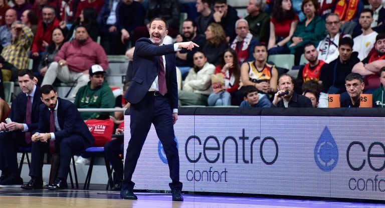 Sito Alonso, entrenador de UCAM Murcia, durante el partido.
