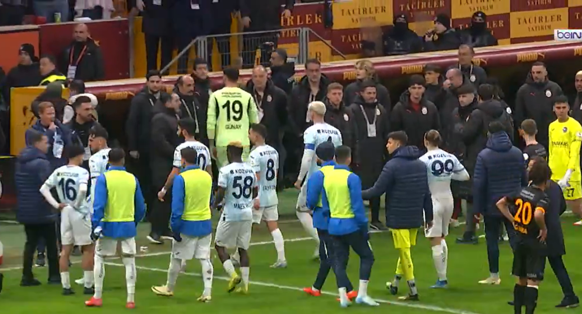 Los jugadores del Adana abandonando el campo. /BeinSports