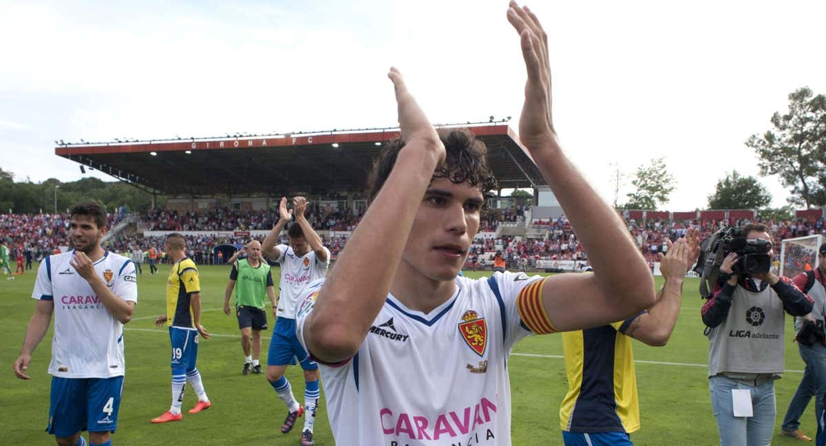 Vallejo, entonces jugador del Zaragoza, saluda a la afición. /