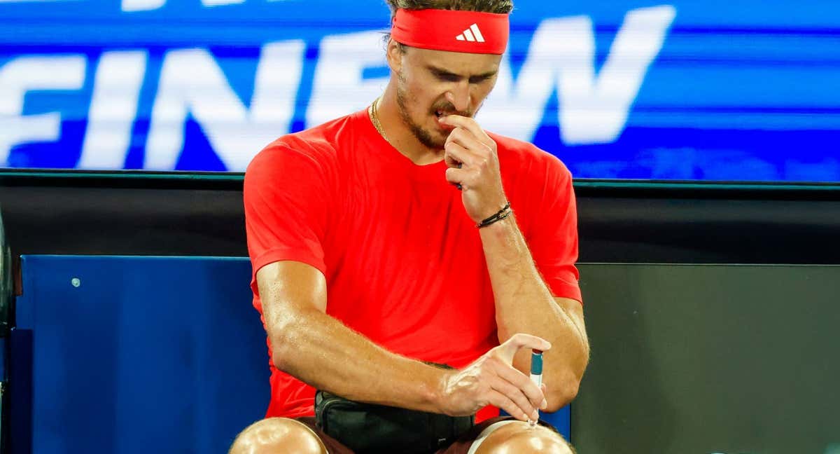 Alexander Zverev se inyecta insulina durante la última final del Open de Australia. /Getty