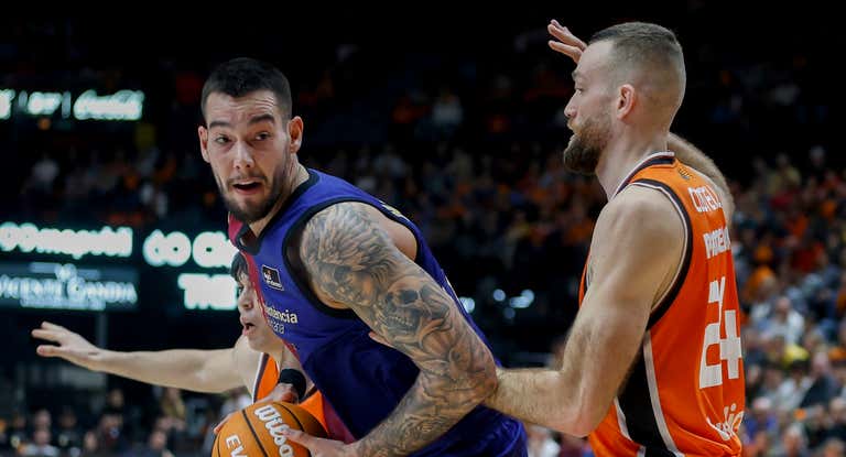 Willy Hernangómez y Matt Costello frente a frente durante un duelo entre el Barça y el Valencia Basket.