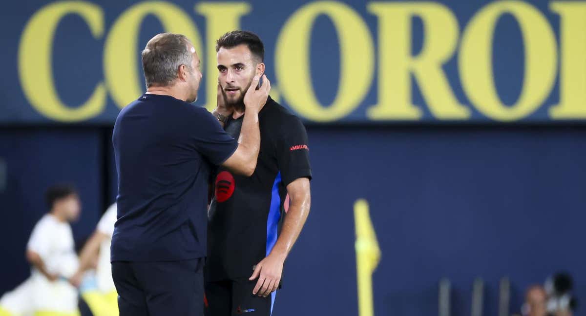 Hansi Flick y Eric Garcia, durante un encuentro charlando. /GETTY