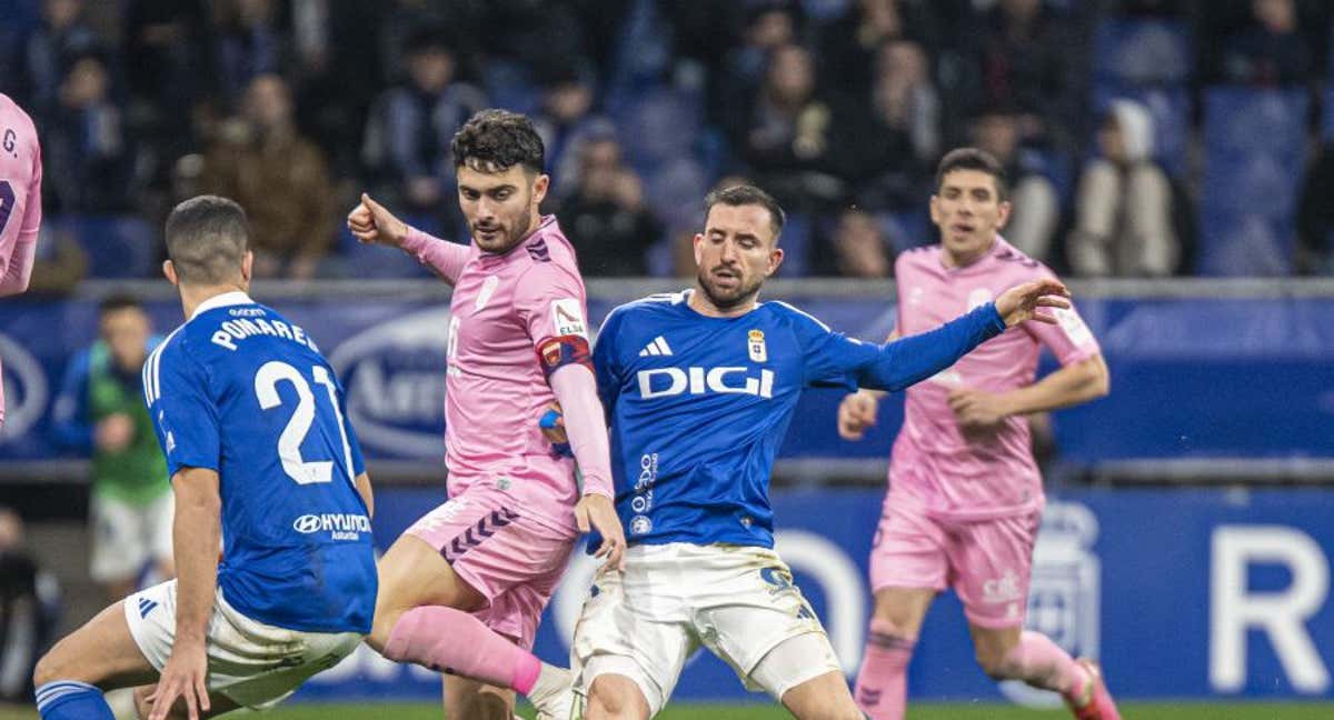 Una imagen del partido entre Oviedo y Eldense./EFE