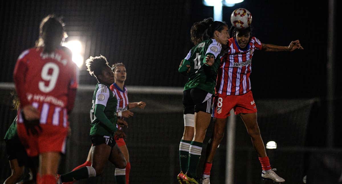 Gaby rematando de cabeza. /ATLÉTICO DE MADRID FEMENINO