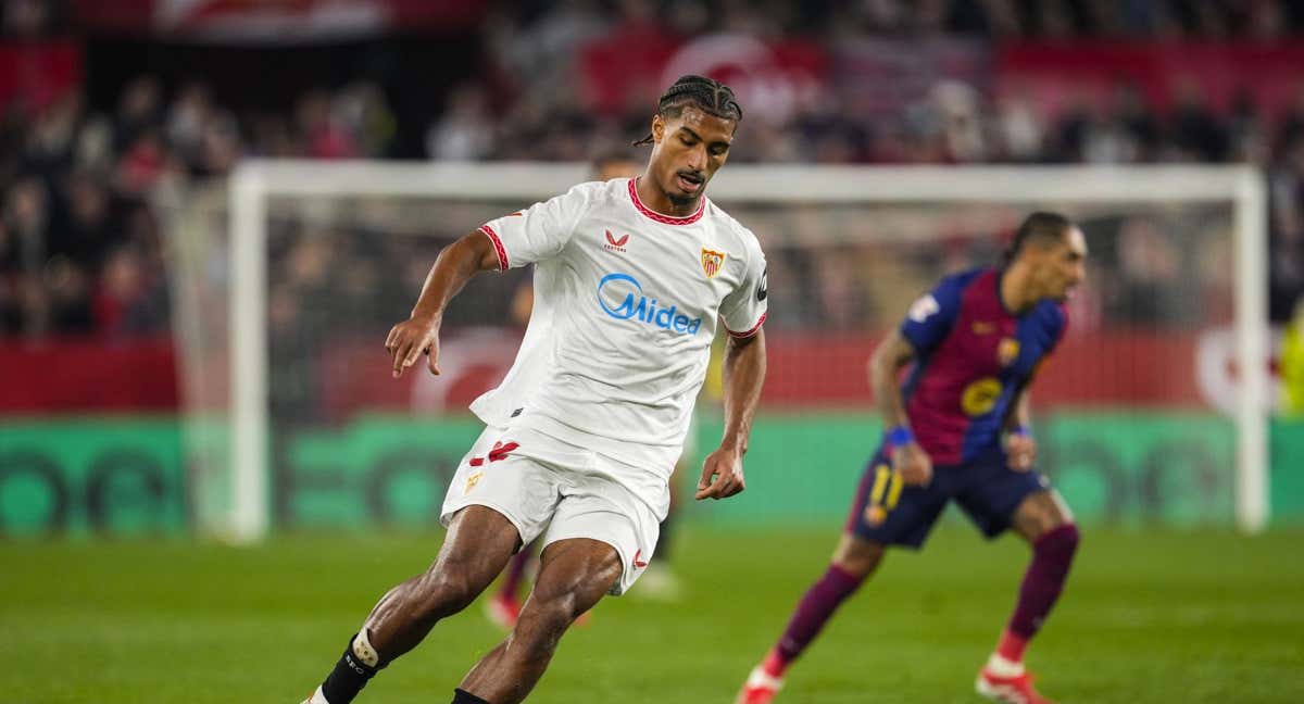 Loïc Badé, durante el Sevilla - Barcelona, con Rapinha de fondo./EP