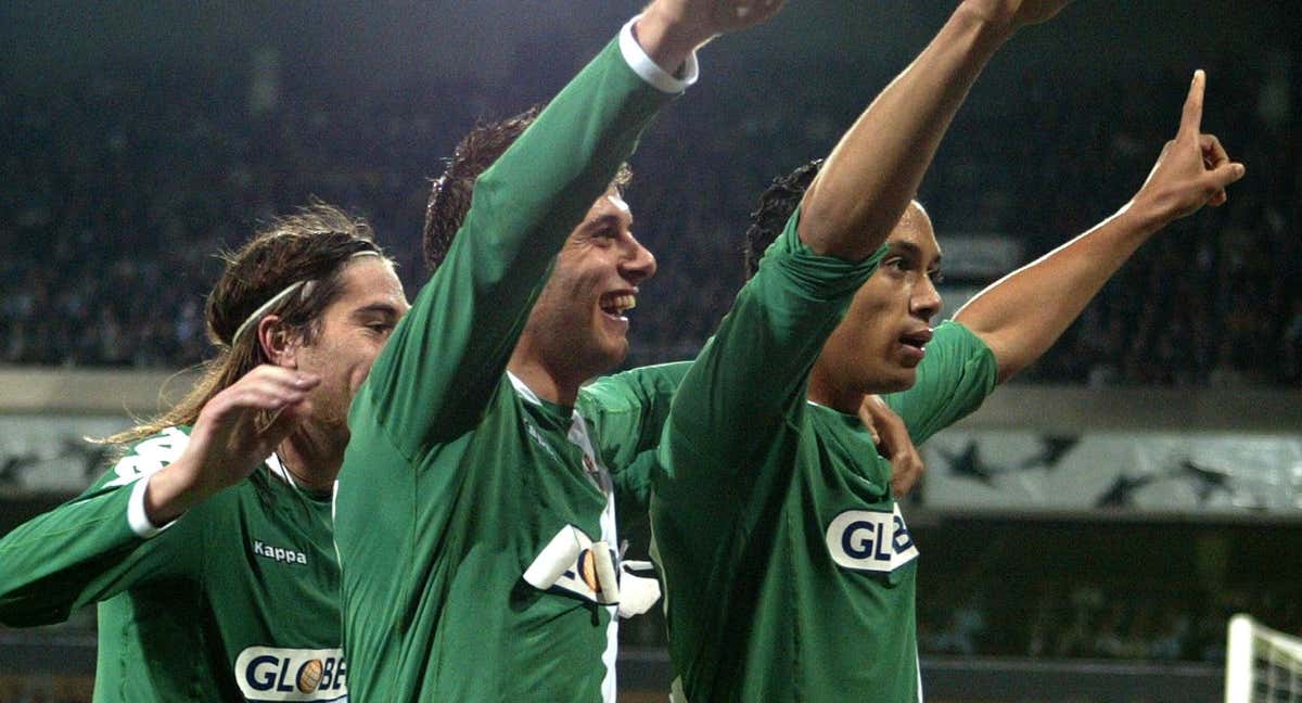 Joaquín, Oliveira y Miguel Ángel celebran el gol del Betis en Bruselas./ABC