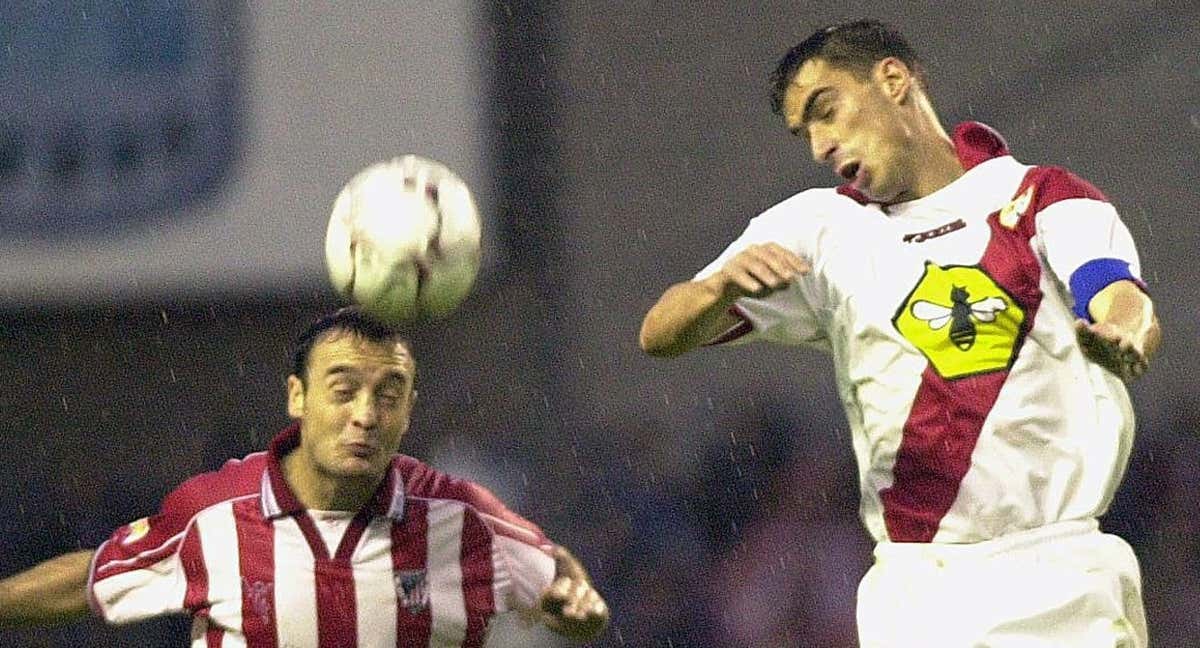 Bolo, con la camiseta del Rayo Vallecano, en una visita a San Mamés./Archivo