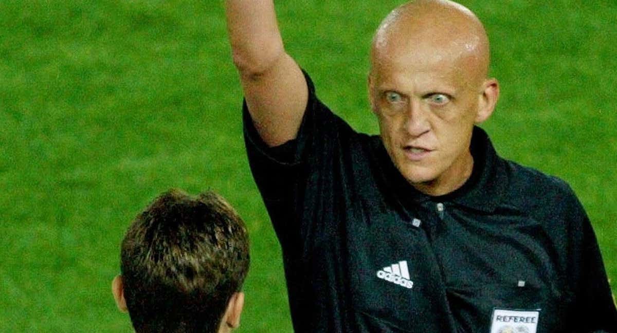 Collina amonesta a Klose en la final del Mundial 2002. /REUTERS