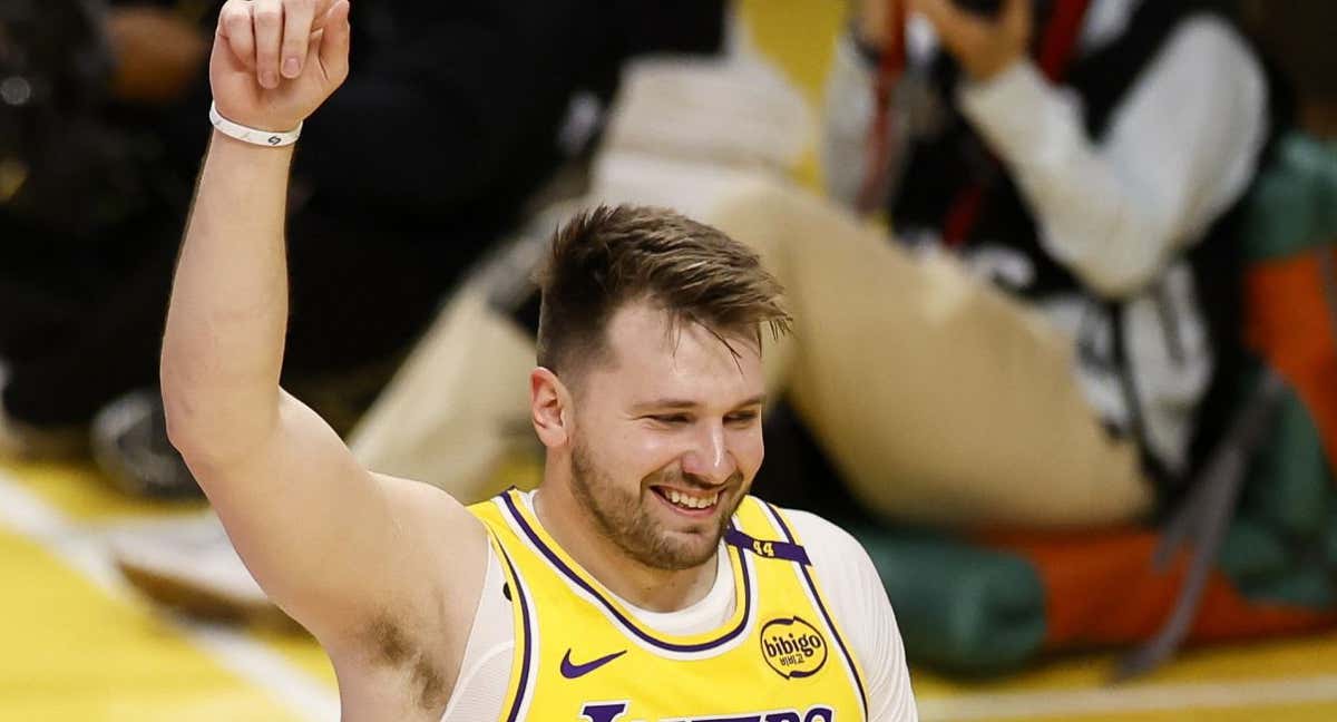 Luka Doncic sonríe tras su primera canasta con los Lakers./Reuters