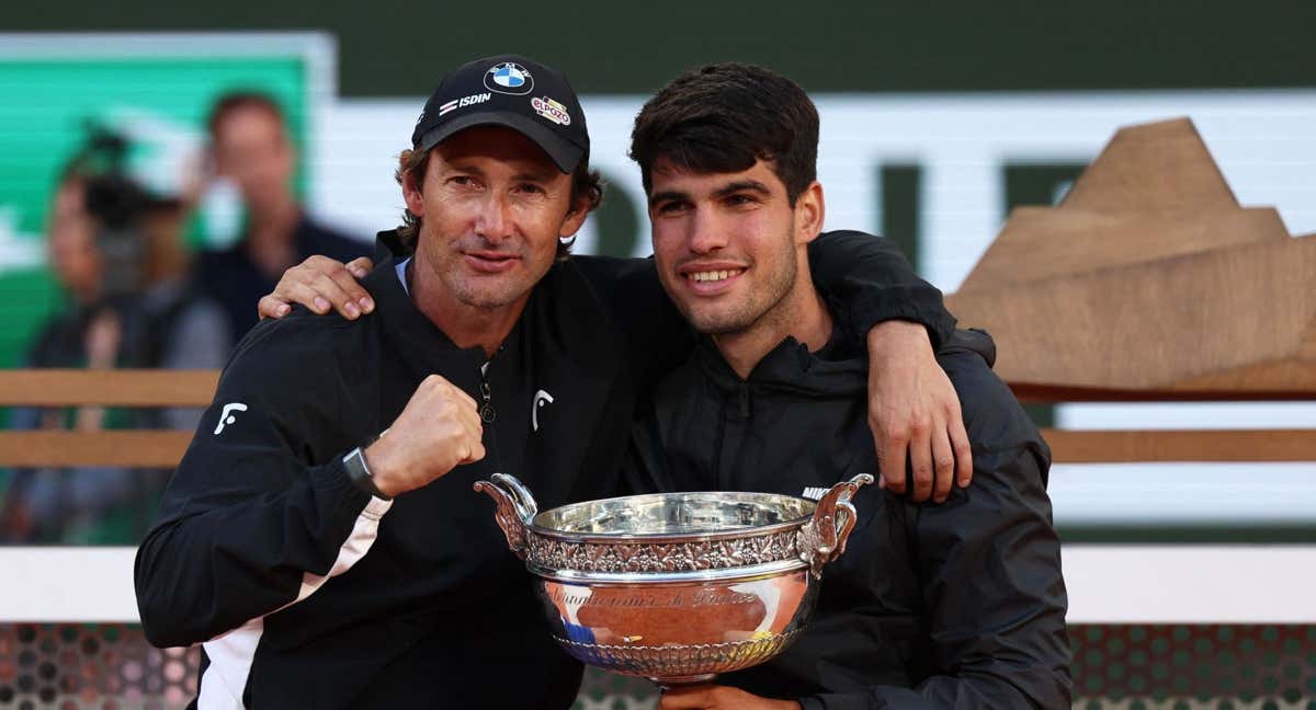 Juan Carlos Ferrero y Carlos Alcaraz celebran el título de Roland Garros 2024. /EMMANUEL DUNAND / AFP