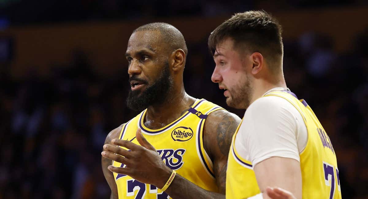 LeBron James y Luka Doncic en el estreno del esloveno con los Lakers./AFP