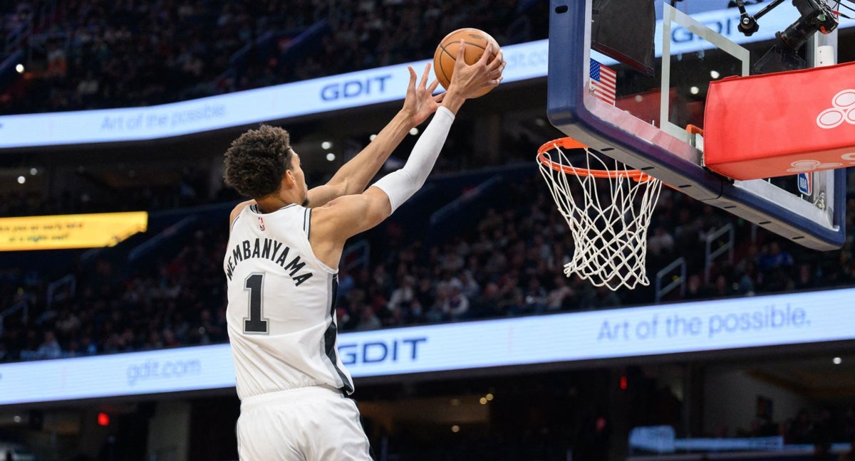 Wembanyama machaca el aro de los Wizards.