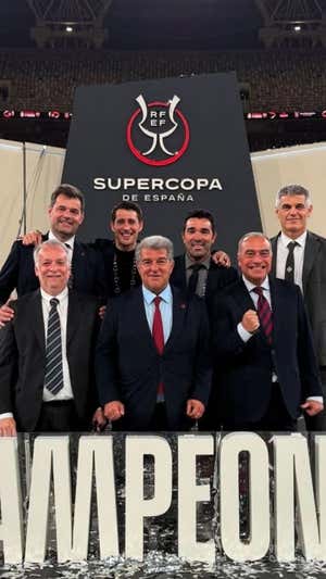 Joan Soler con la cúpula directiva celebrando la Superopa en Arabia.  @FCBarcelona