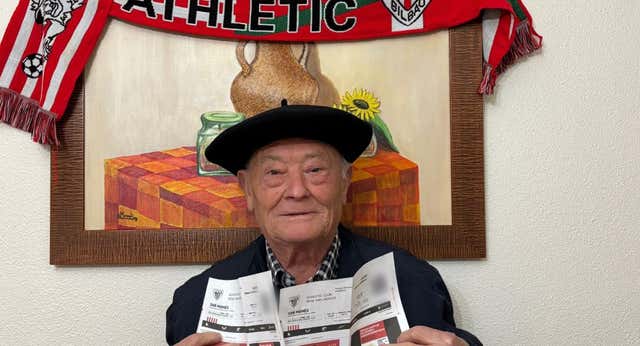 Una txapela, una bufanda y dos entradas, el mejor regalo para un aficionado de 80 años que sueña con San Mamés
