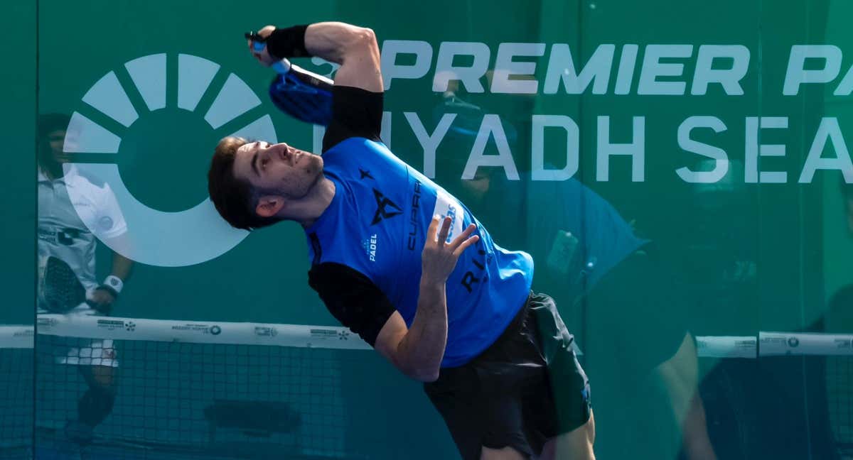 Jon Sanz disputando un partido en Arabia Saudí./PREMIER PADEL