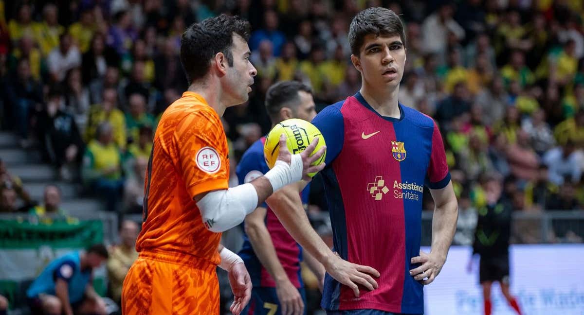 Dídac Plana y Antonio Pérez hablan durante el partido en el Olivo Arena. /JAÉN PARAÍSO INTERIOR