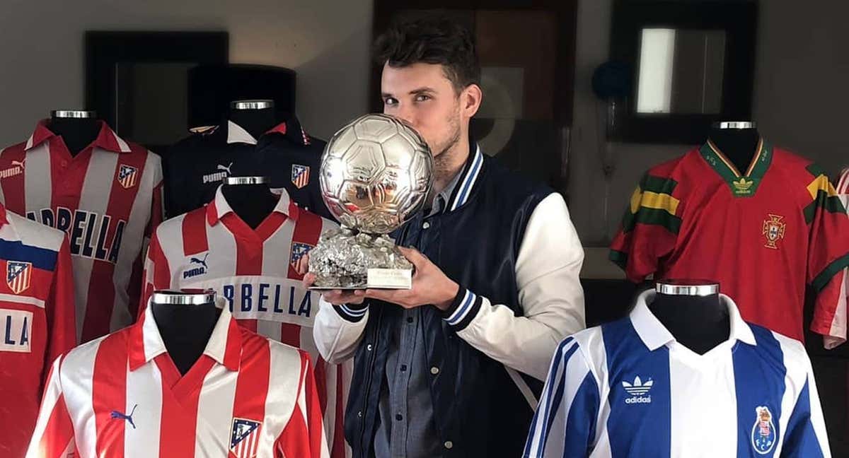 Paulo Futre Jr. con el Balón de Plata ganado por su padre. /